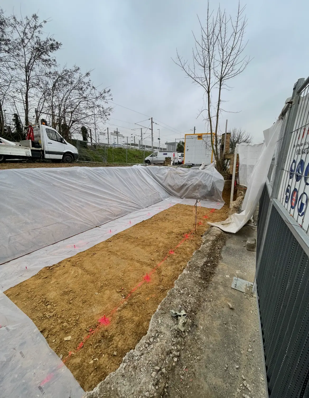 Plateforme le long des voies