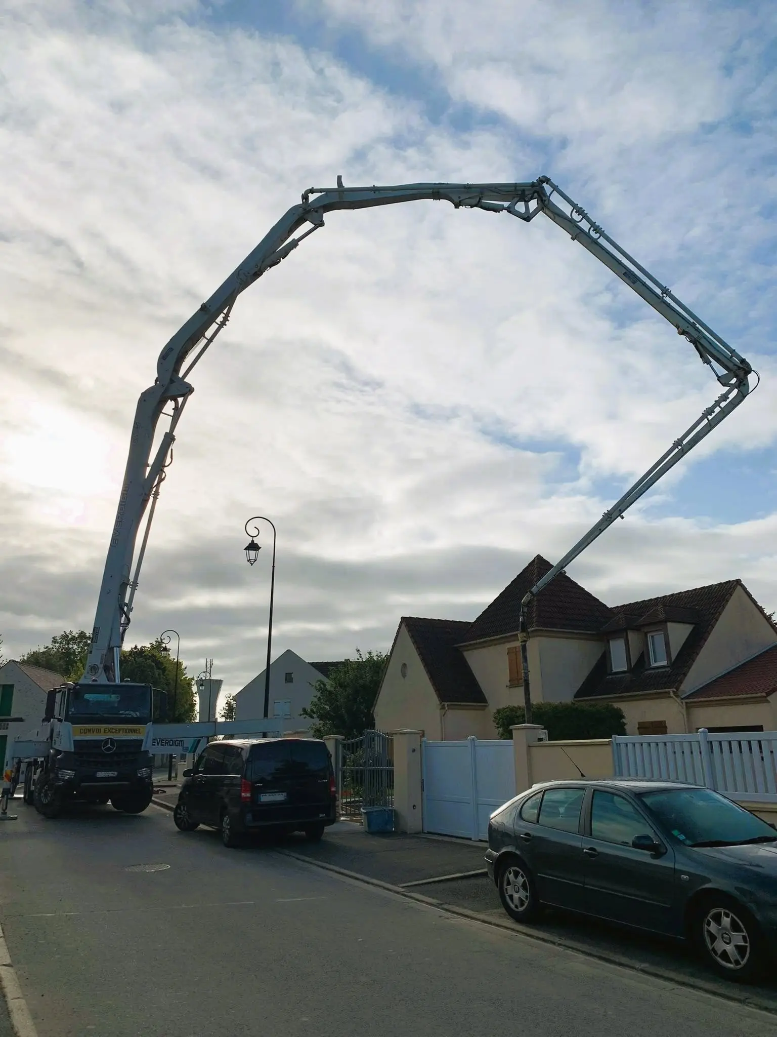 Coulage à la pompe depuis la rue