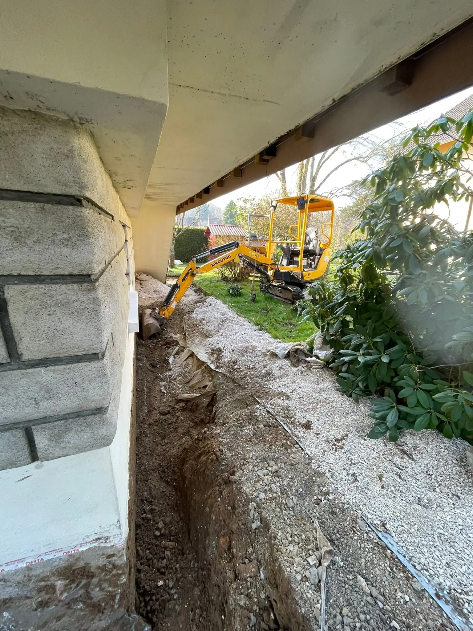 Tranchée de drainage le long d’une maison