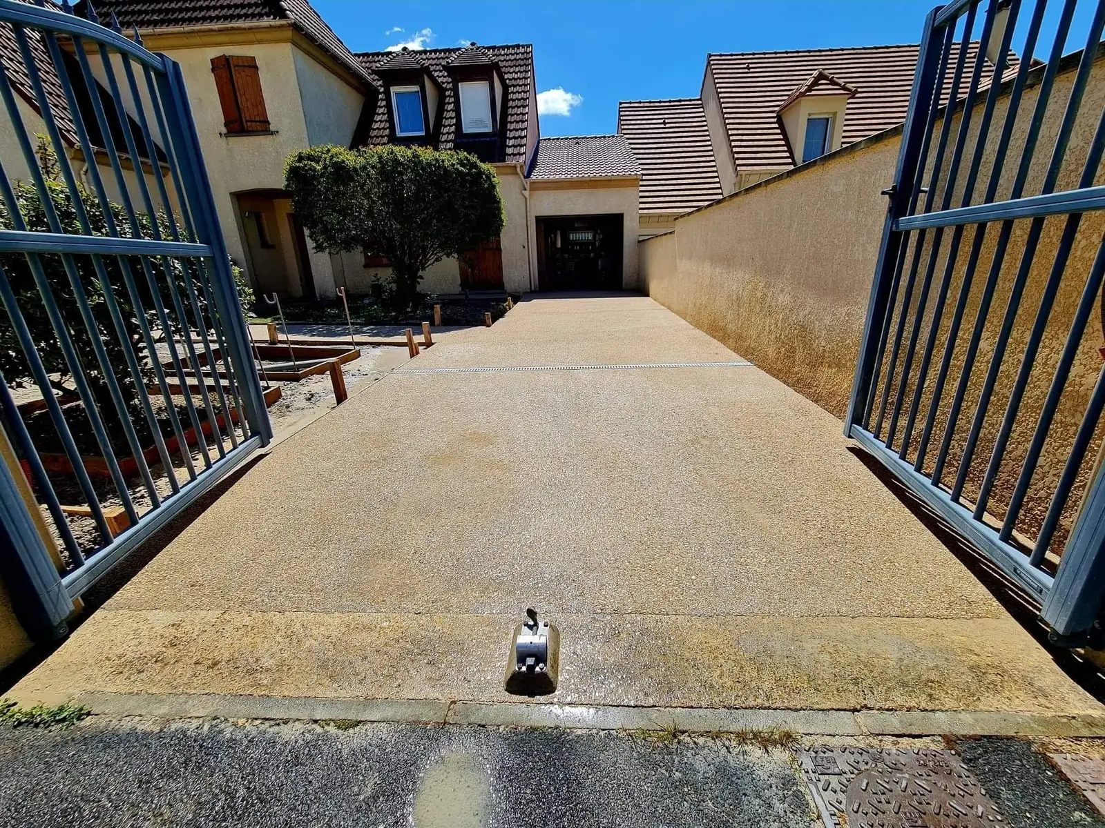 Allée en béton désactivé, vue du portail