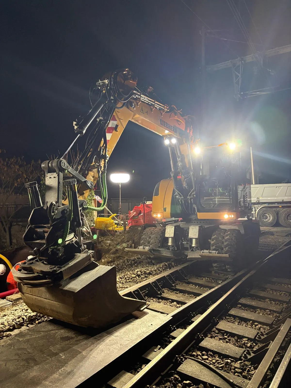 Pelles rail-route, intervention de nuit