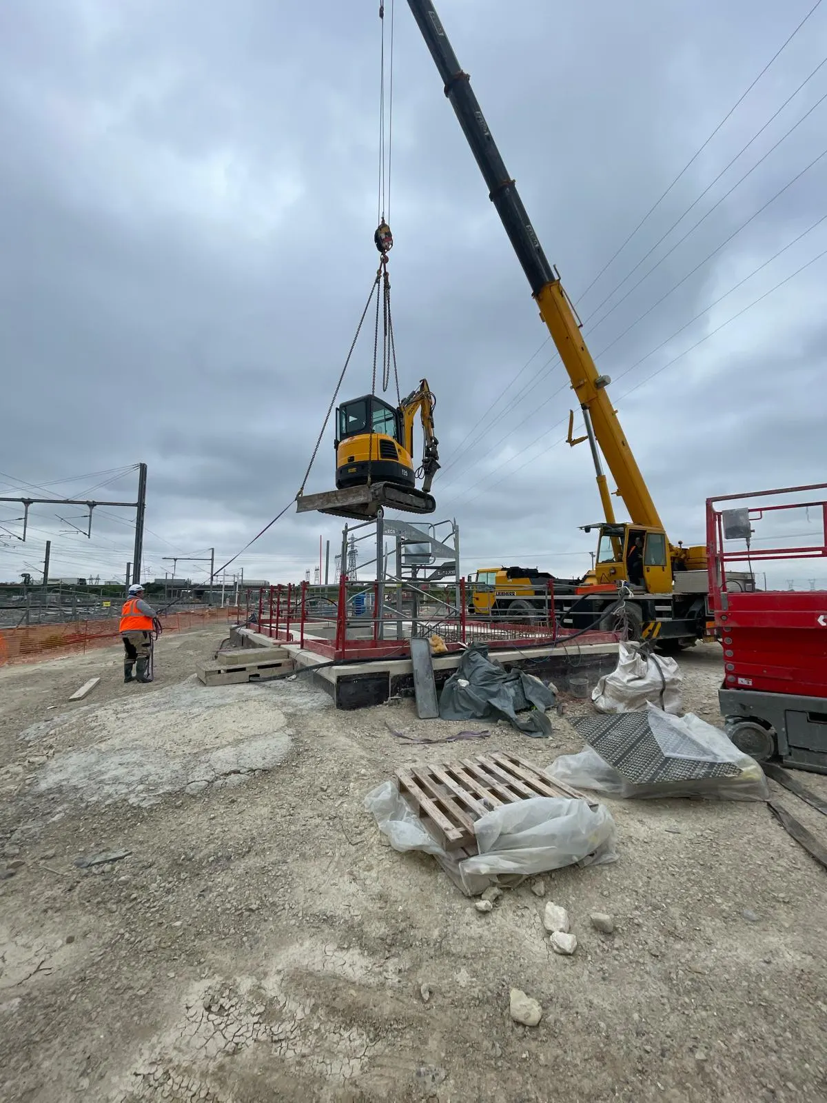 Grutage d’une mini-pelle sur un quai