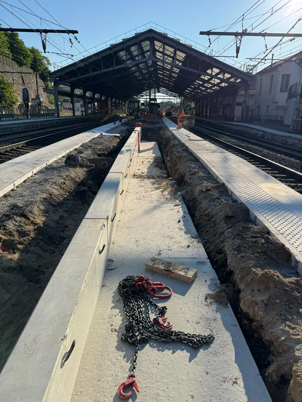 Tranchée le long d’un quai de gare