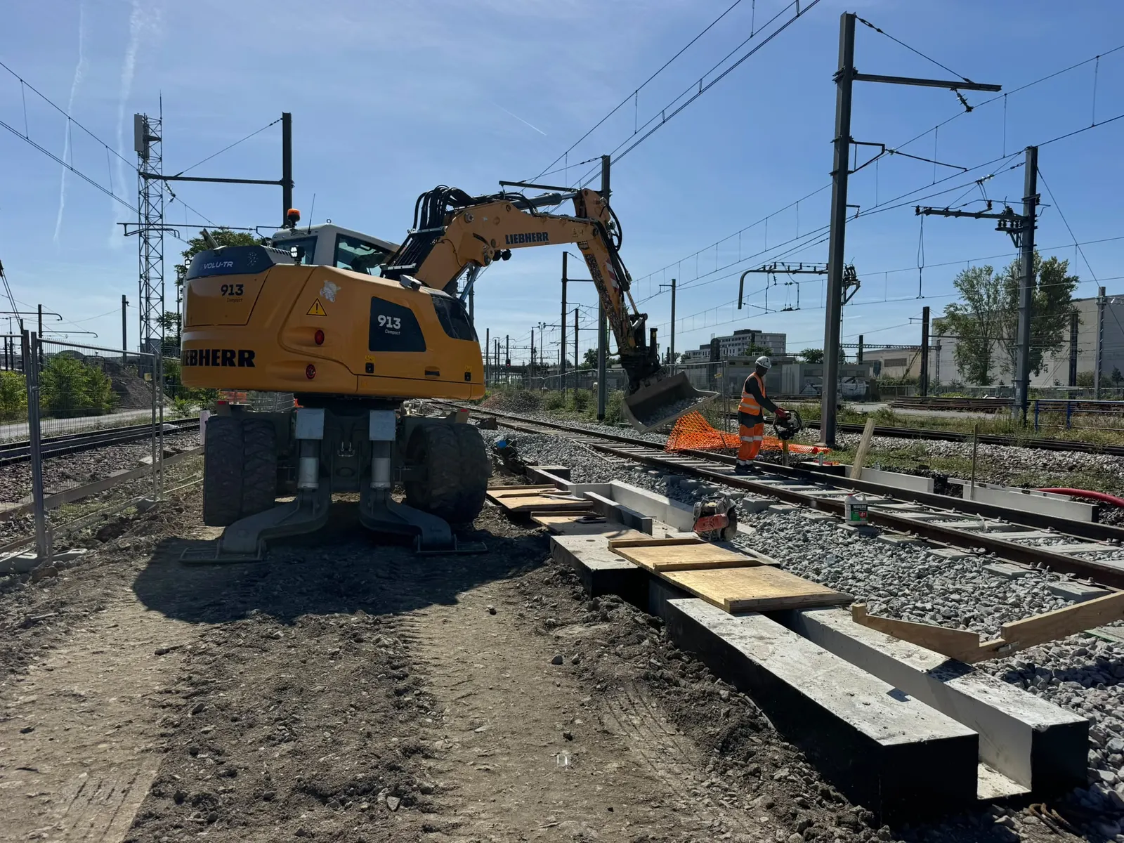 Pose d’éléments préfabriqués en bord de voie