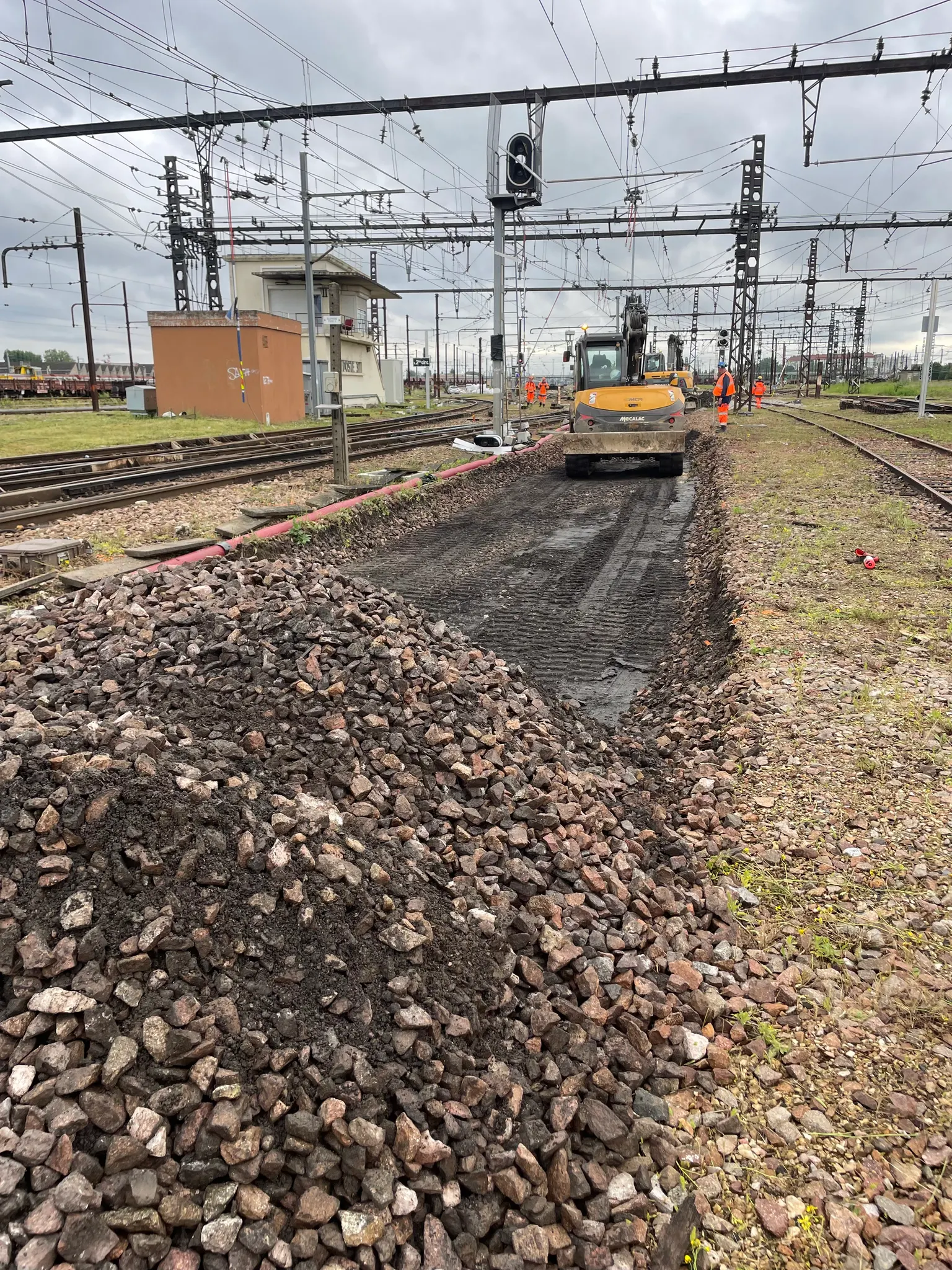 Plateforme ballastée en gare