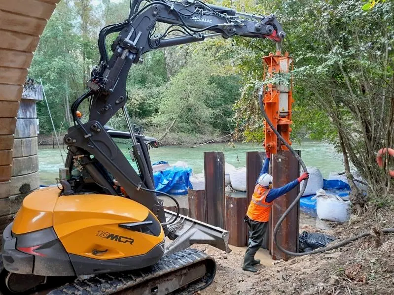 Battage de palplanches en bord de rivière