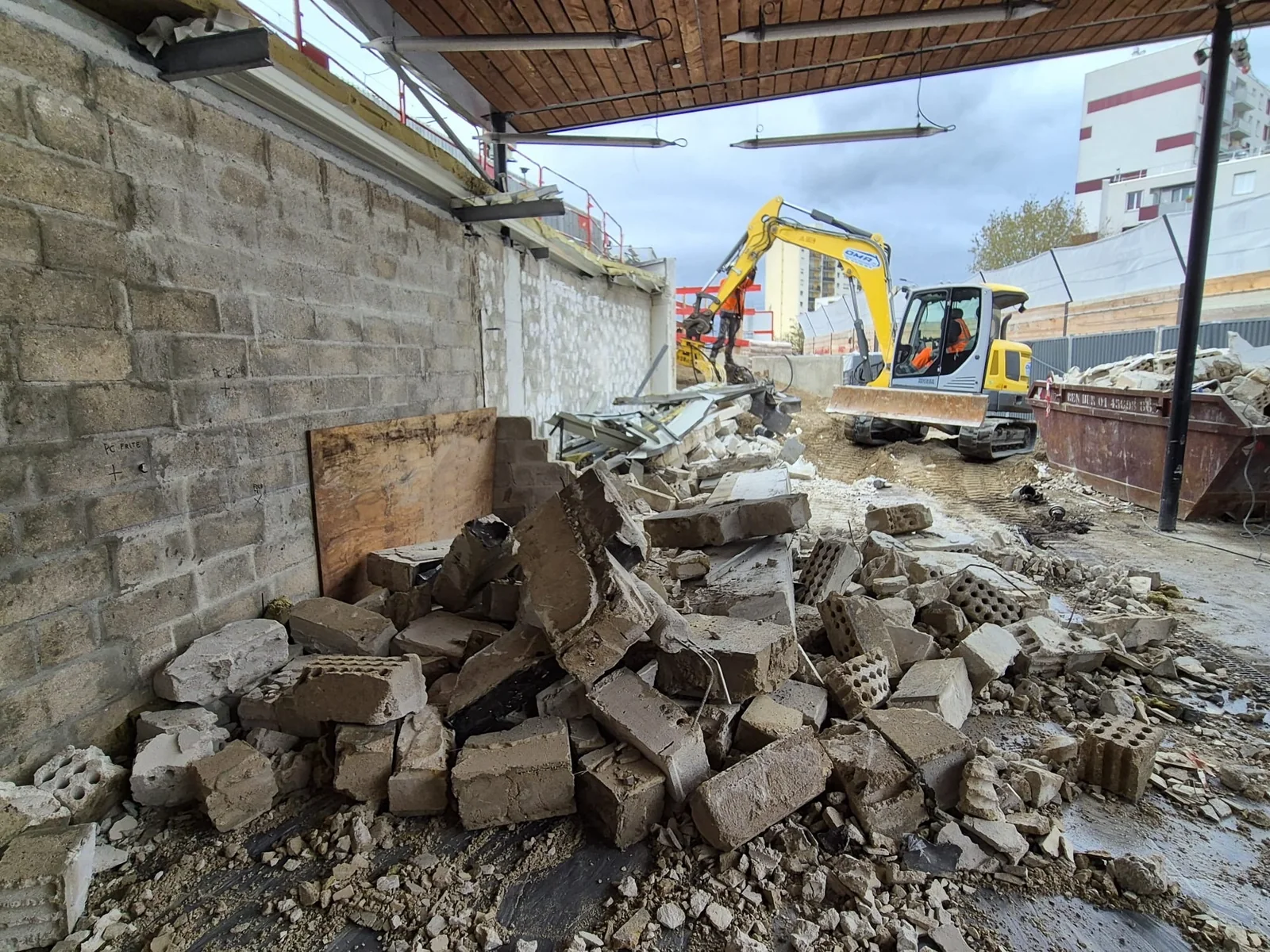 Démolition d’un ouvrage à la mini-pelle.